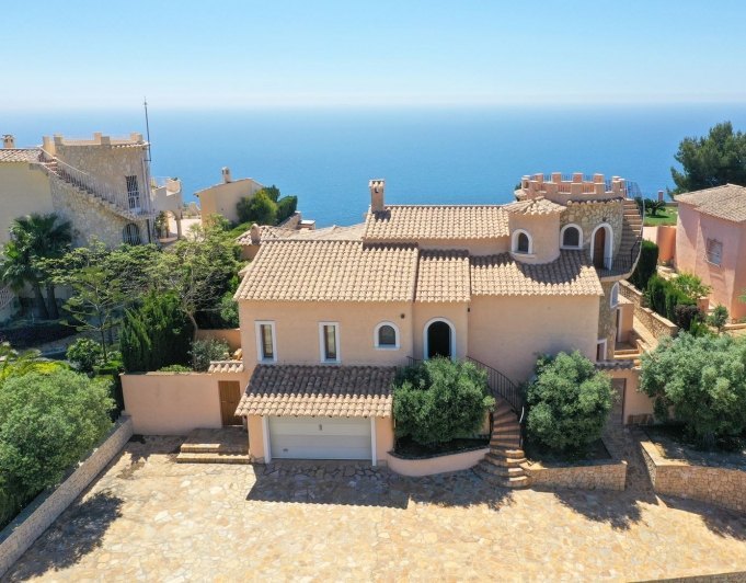 Cumbre del Sol villa reformada en primera línea con espectaculares vistas al mar