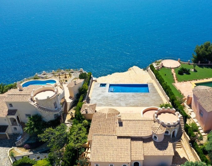 Cumbre del Sol villa reformada en primera línea con espectaculares vistas al mar