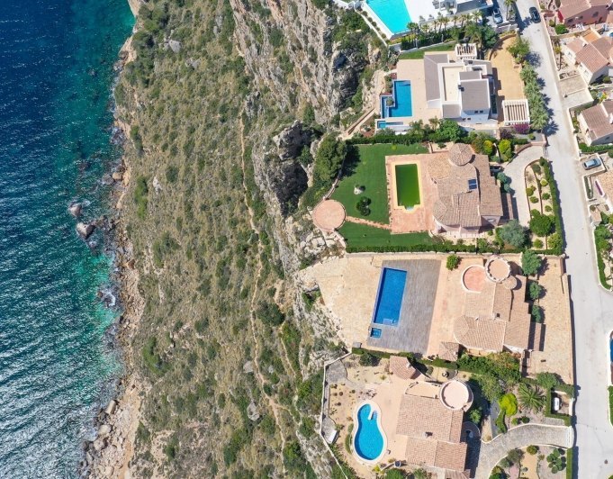 Cumbre del Sol villa reformada en primera línea con espectaculares vistas al mar
