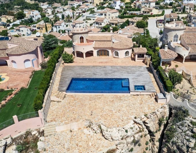 Cumbre del Sol villa reformada en primera línea con espectaculares vistas al mar