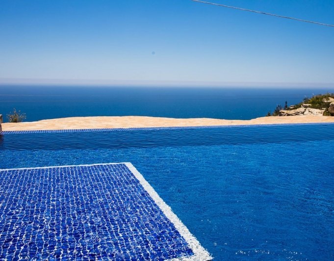 Cumbre del Sol villa reformada en primera línea con espectaculares vistas al mar
