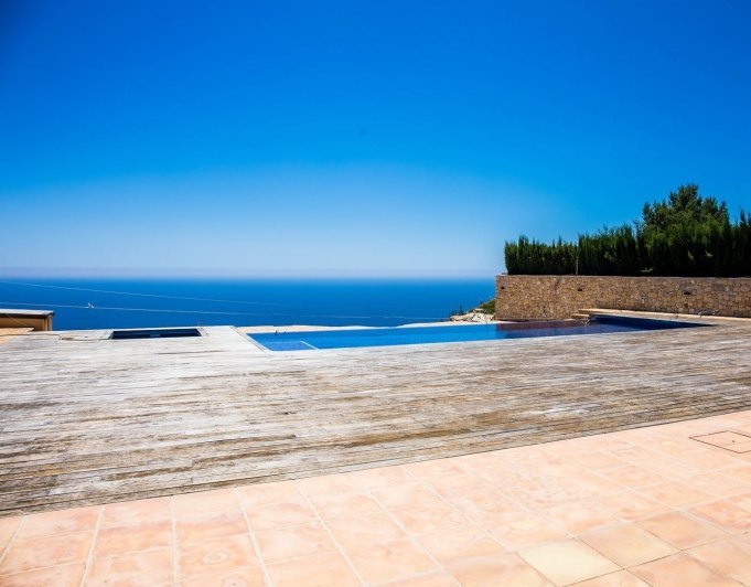 Cumbre del Sol villa reformada en primera línea con espectaculares vistas al mar