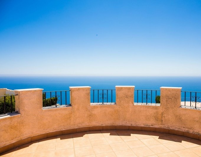 Cumbre del Sol villa reformada en primera línea con espectaculares vistas al mar
