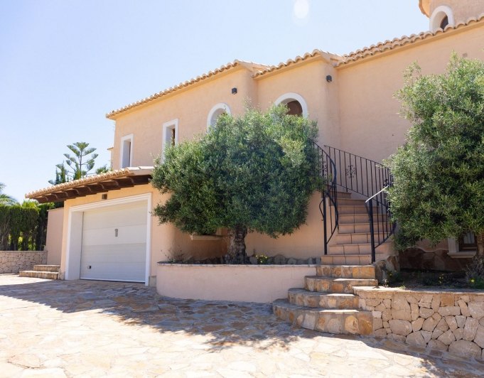 Cumbre del Sol villa reformada en primera línea con espectaculares vistas al mar