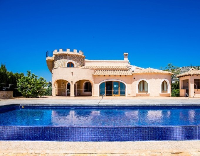 Cumbre del Sol villa reformada en primera línea con espectaculares vistas al mar