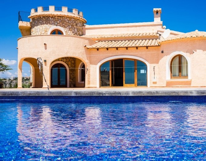 Cumbre del Sol villa reformada en primera línea con espectaculares vistas al mar
