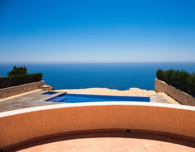 Cumbre del Sol villa reformada en primera línea con espectaculares vistas al mar