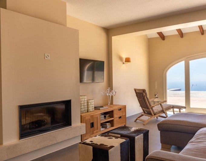 Cumbre del Sol villa reformada en primera línea con espectaculares vistas al mar
