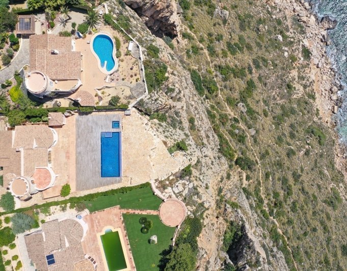 Cumbre del Sol villa reformada en primera línea con espectaculares vistas al mar