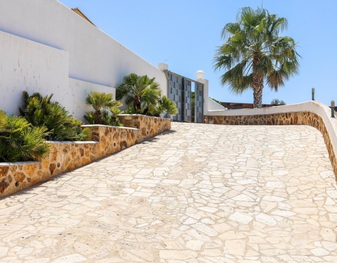 Cumbre del Sol villa moderna con impresionantes vistas al mar