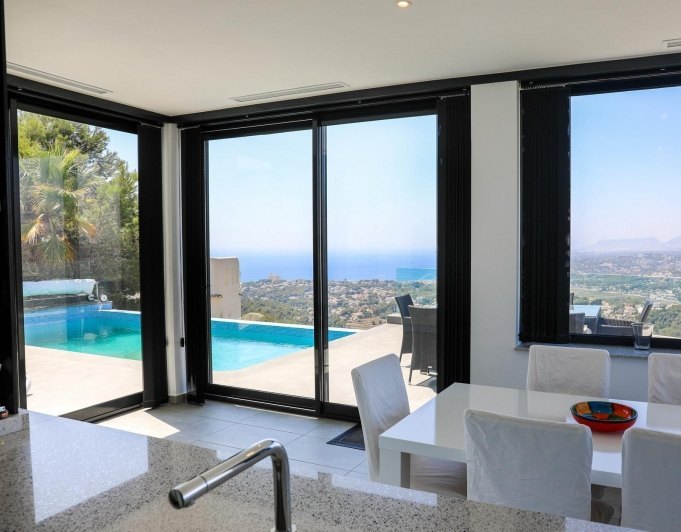 Cumbre del Sol villa moderna con impresionantes vistas al mar