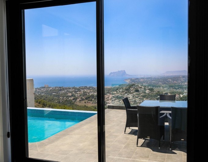 Cumbre del Sol villa moderna con impresionantes vistas al mar