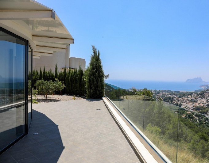 Cumbre del Sol villa moderna con impresionantes vistas al mar