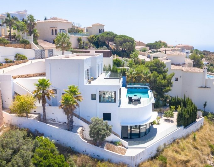 Cumbre del Sol villa moderna con impresionantes vistas al mar