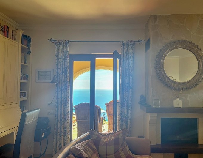 Villa en primera línea con vistas al mar