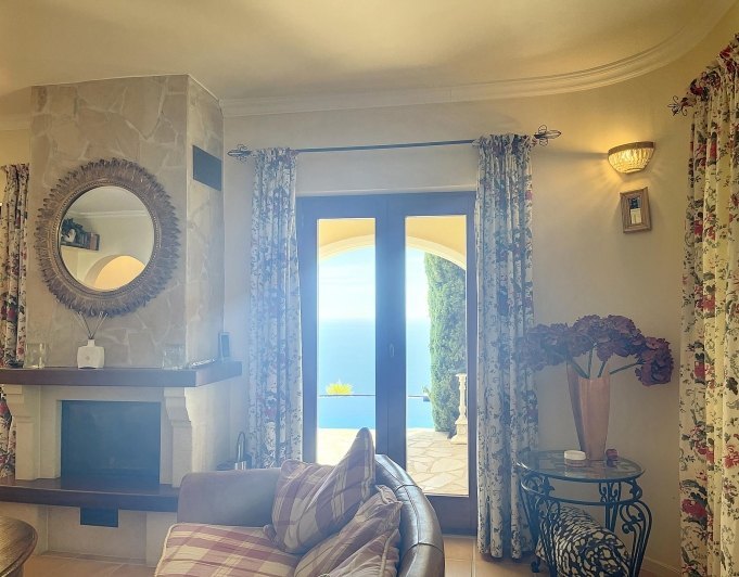 Villa en primera línea con vistas al mar