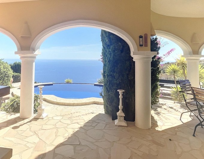 Villa en primera línea con vistas al mar