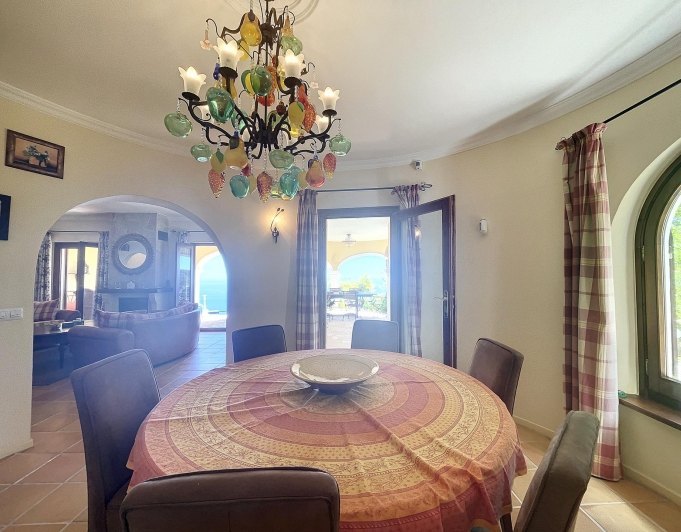 Villa en primera línea con vistas al mar