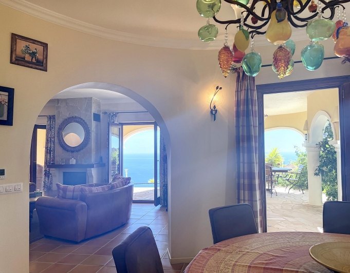 Villa en primera línea con vistas al mar