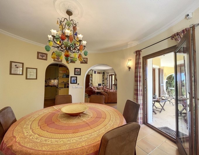 Villa en primera línea con vistas al mar