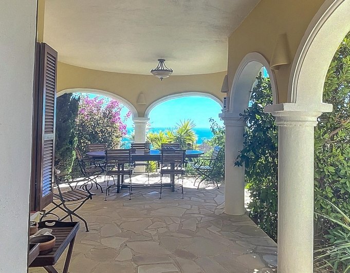 Villa en primera línea con vistas al mar