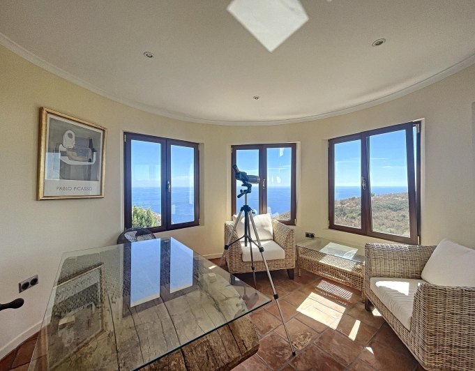 Villa en primera línea con vistas al mar