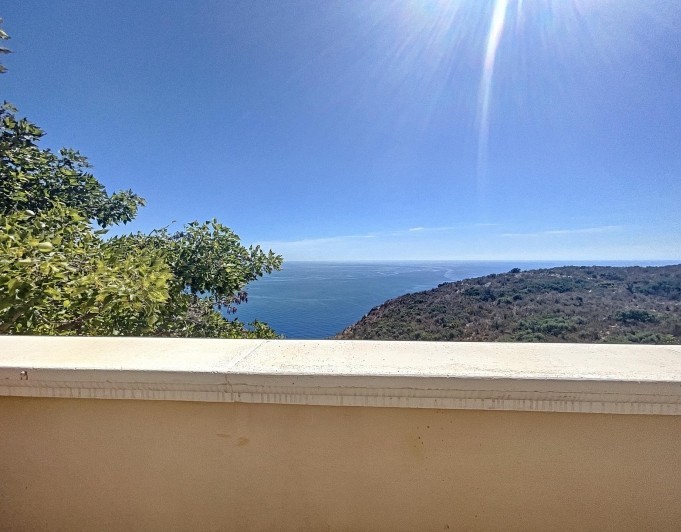 Villa en primera línea con vistas al mar