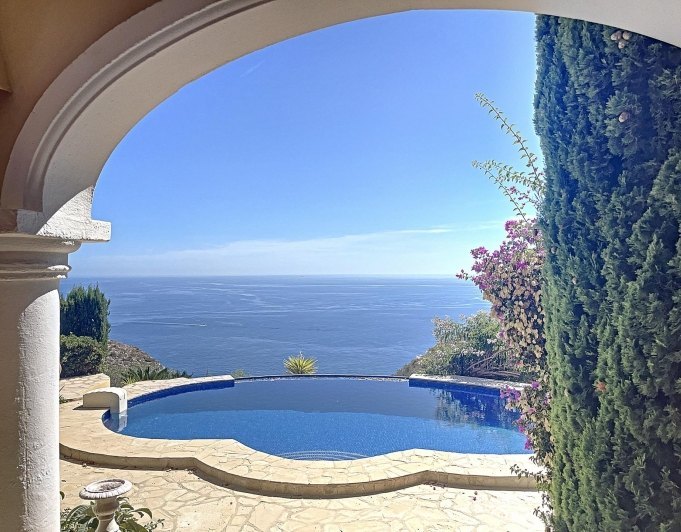 Villa en primera línea con vistas al mar