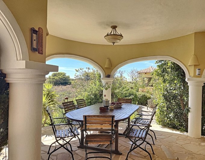 Villa en primera línea con vistas al mar