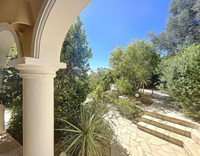 Villa en primera línea con vistas al mar