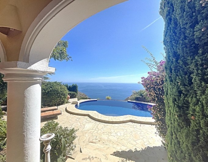 Villa en primera línea con vistas al mar