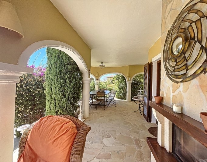 Villa en primera línea con vistas al mar