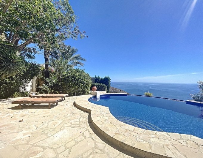 Villa en primera línea con vistas al mar