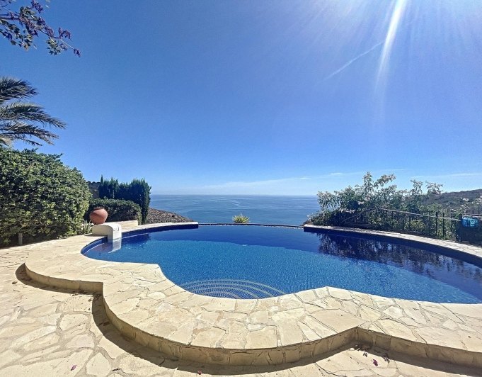 Villa en primera línea con vistas al mar