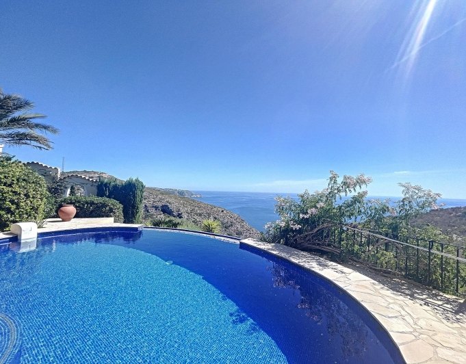 Villa en primera línea con vistas al mar
