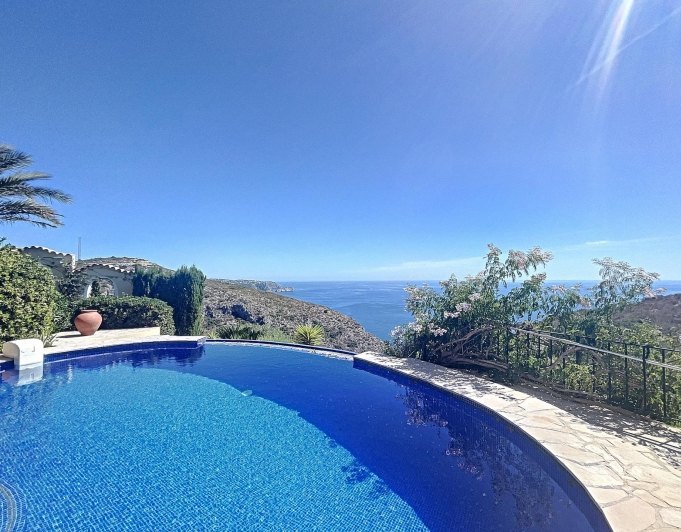 Villa en primera línea con vistas al mar