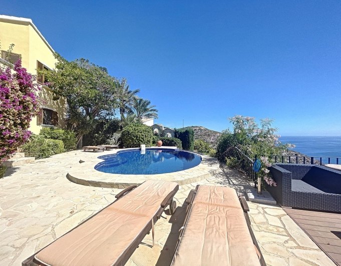 Villa en primera línea con vistas al mar
