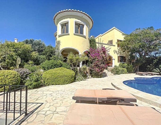 Villa en primera línea con vistas al mar