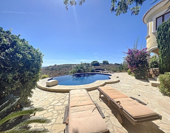 Villa en primera línea con vistas al mar