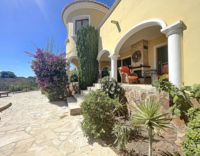 Villa en primera línea con vistas al mar
