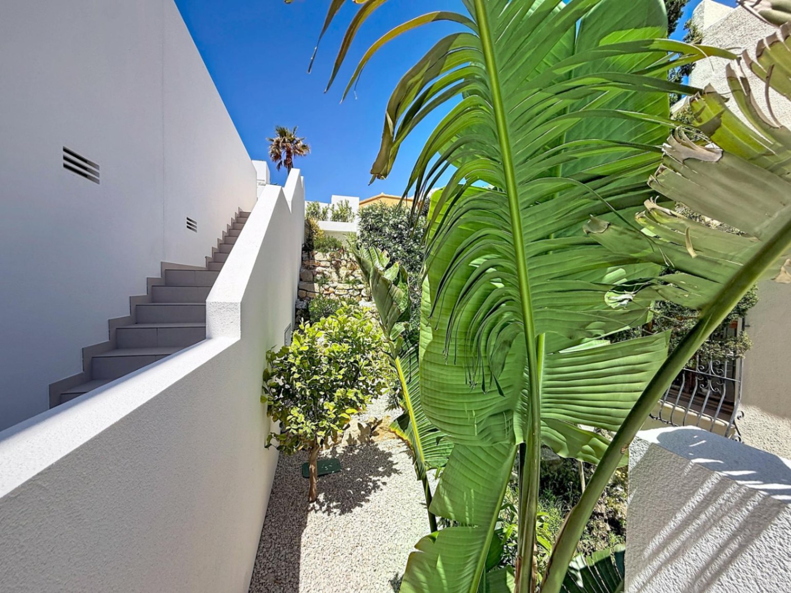 Villa moderna a estrenar con vistas al mar y piscina privada en Palmeras, Cumbre del Sol