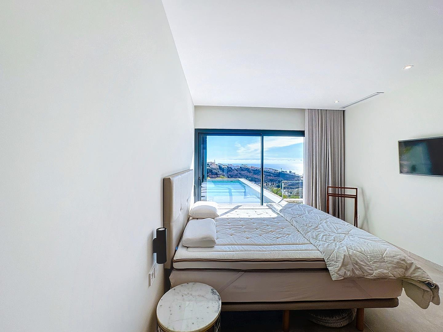 Cumbre del Sol villa moderna con espectaculares vistas al mar