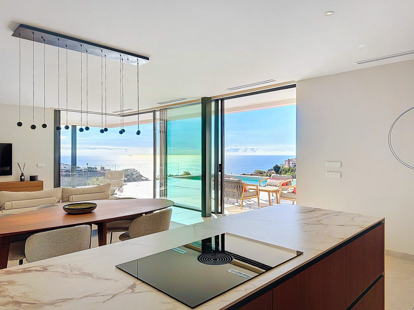 Cumbre del Sol villa moderna con espectaculares vistas al mar