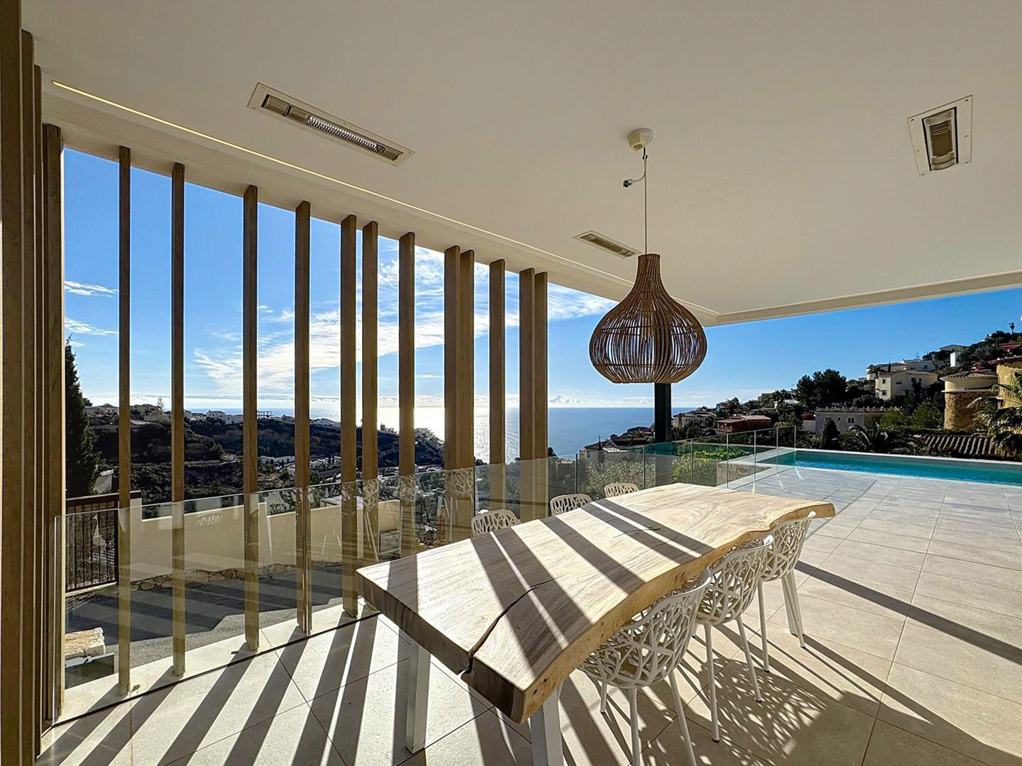 Cumbre del Sol villa moderna con espectaculares vistas al mar