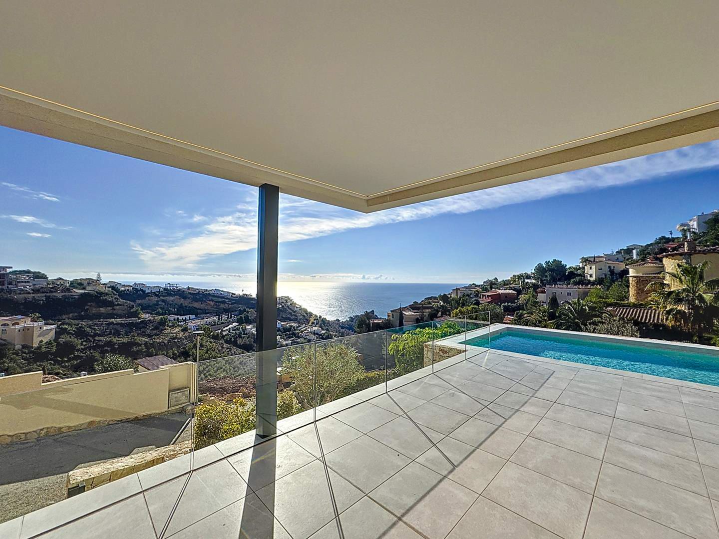 Cumbre del Sol villa moderna con espectaculares vistas al mar