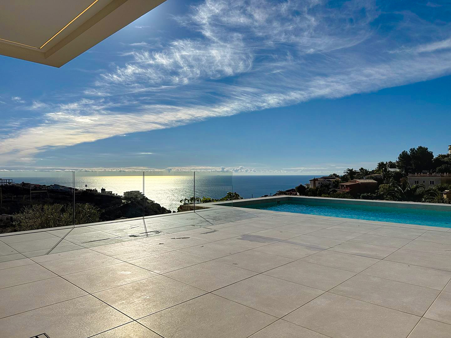 Cumbre del Sol villa moderna con espectaculares vistas al mar