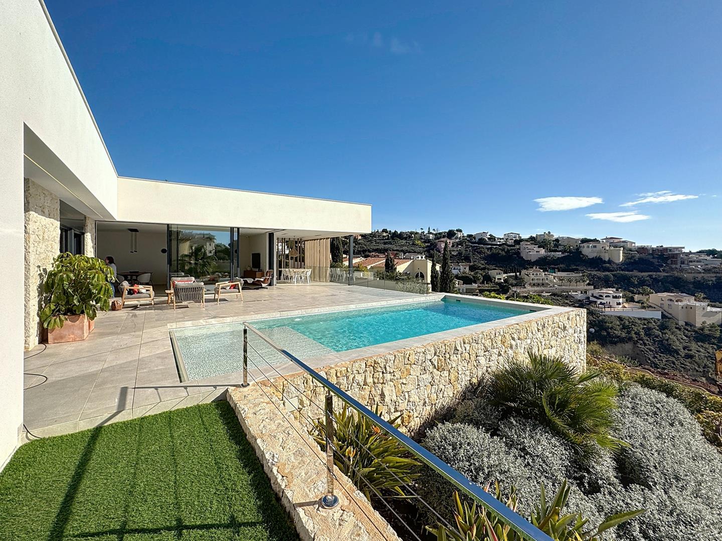Cumbre del Sol villa moderna con espectaculares vistas al mar