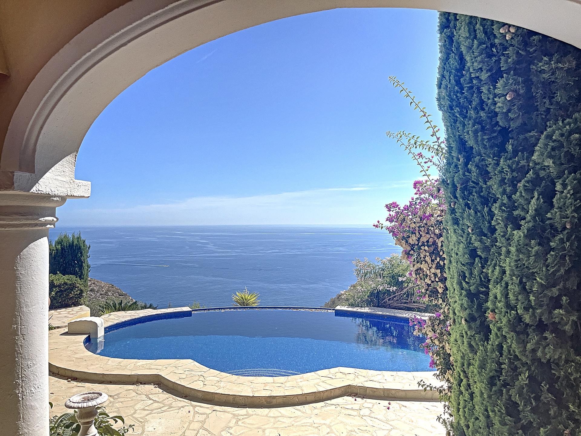 Villa en primera línea con vistas al mar