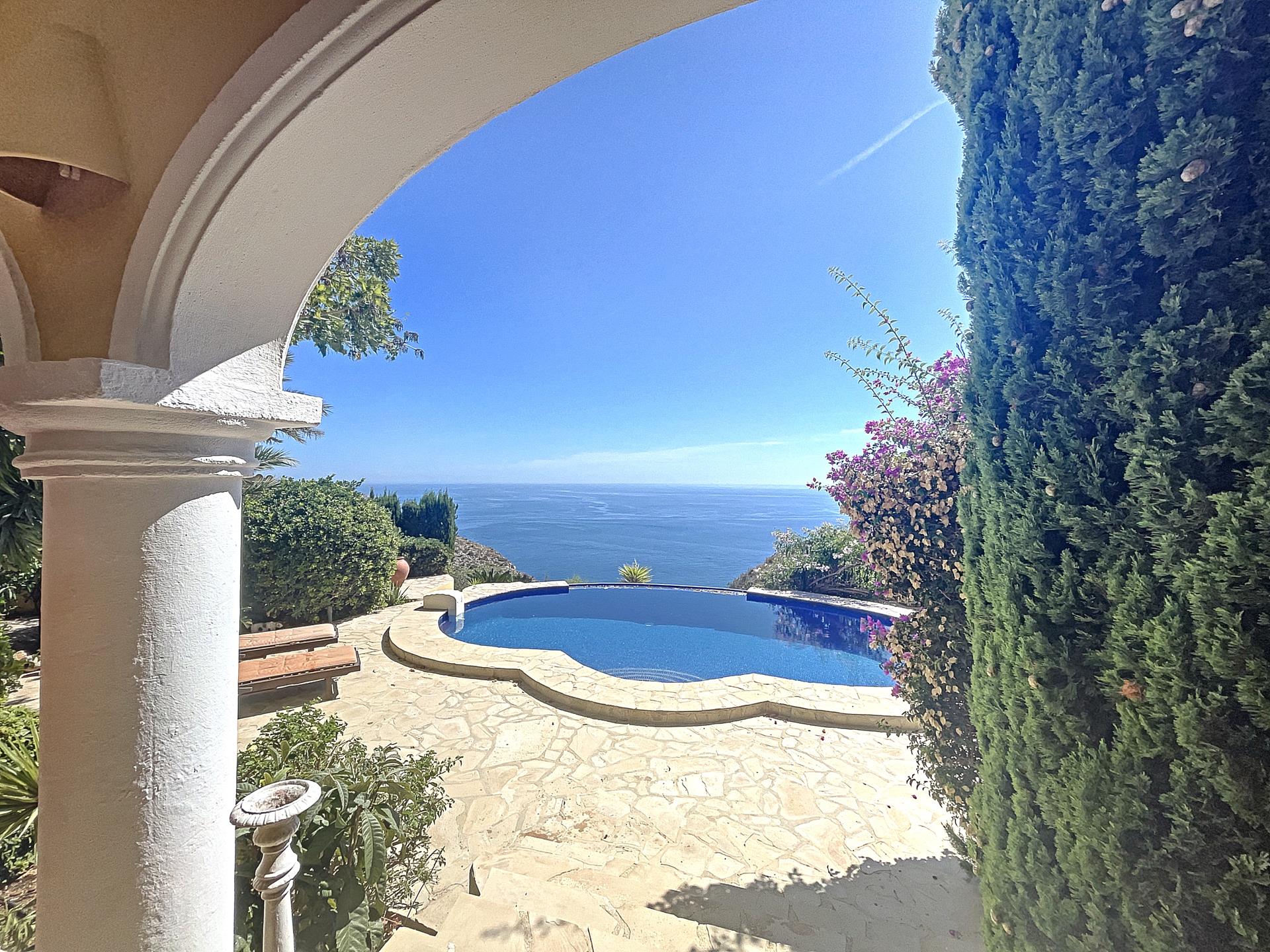 Villa en primera línea con vistas al mar
