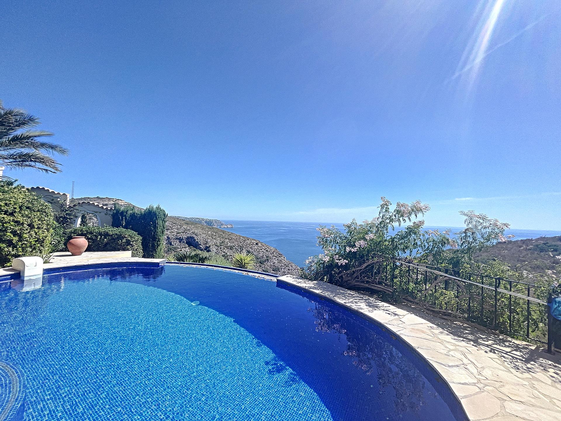 Villa en primera línea con vistas al mar